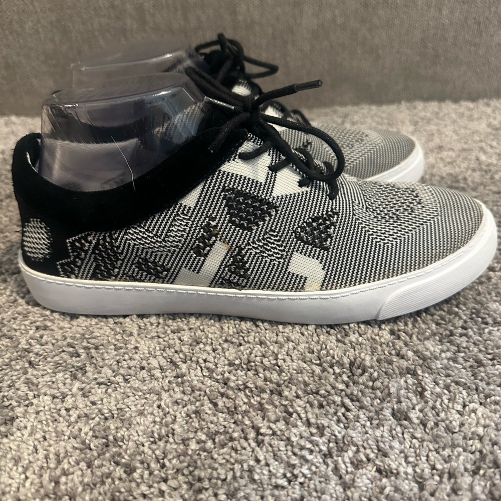 Clarks Somerset Women’s Black/White Sneaker Size 8‎